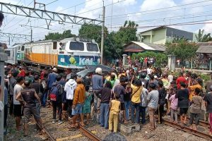 Read more about the article Avanza Ditabrak Kereta Jarak Jauh di Dekat Stasiun Tambun, Satu Orang Meninggal Dunia