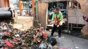 Read more about the article Ribuan Ikan Mati di Kali Baru Jakarta, Diduga Tercemar Jeroan Hewan Kurban