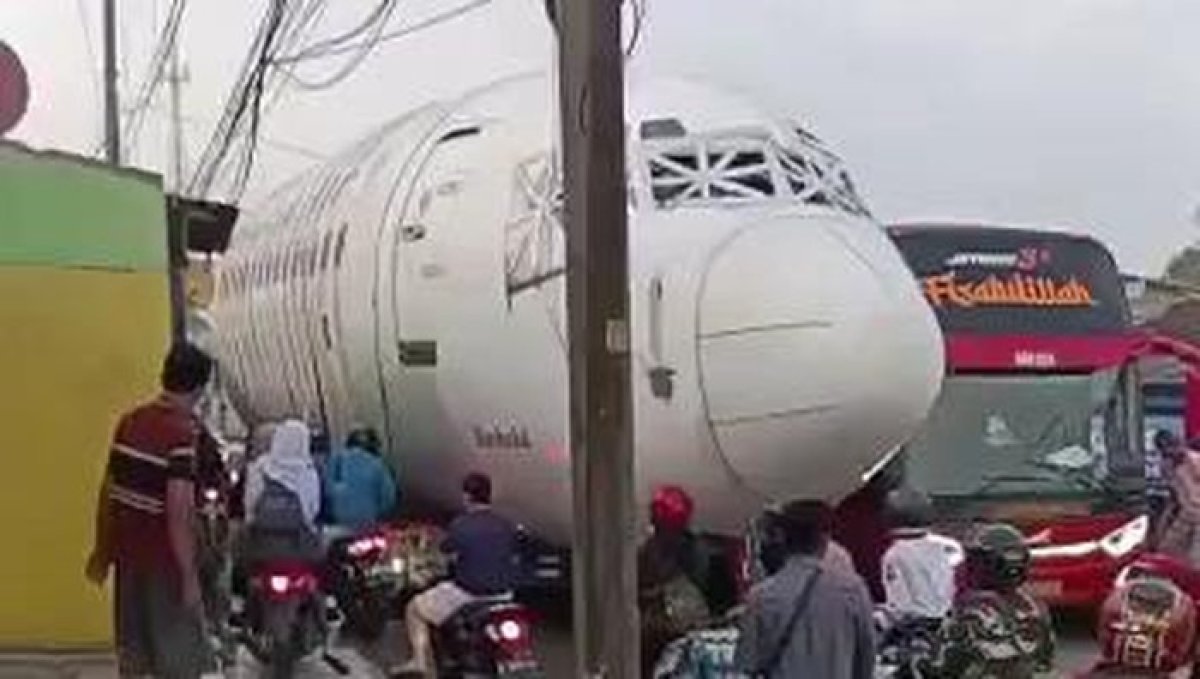 You are currently viewing Truk Bermuatan Bangkai Pesawat Bikin Macet di Parung Bogor