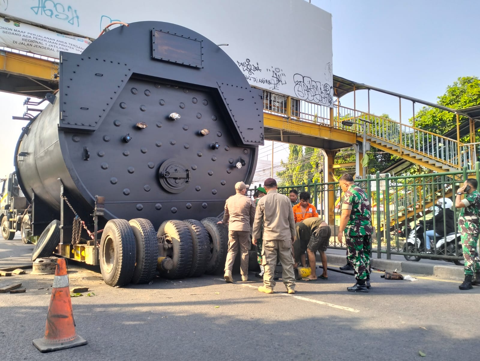 Read more about the article Truk Tangki Tersangkut di JPO Grand Mall Kranji Bekasi