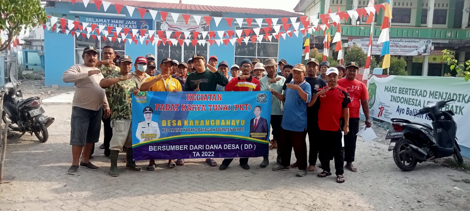 Read more about the article Padat Karya Tunai Dana Desa, Pemdes KarangRahayu , Ajak Warga Bersihkan Drainase