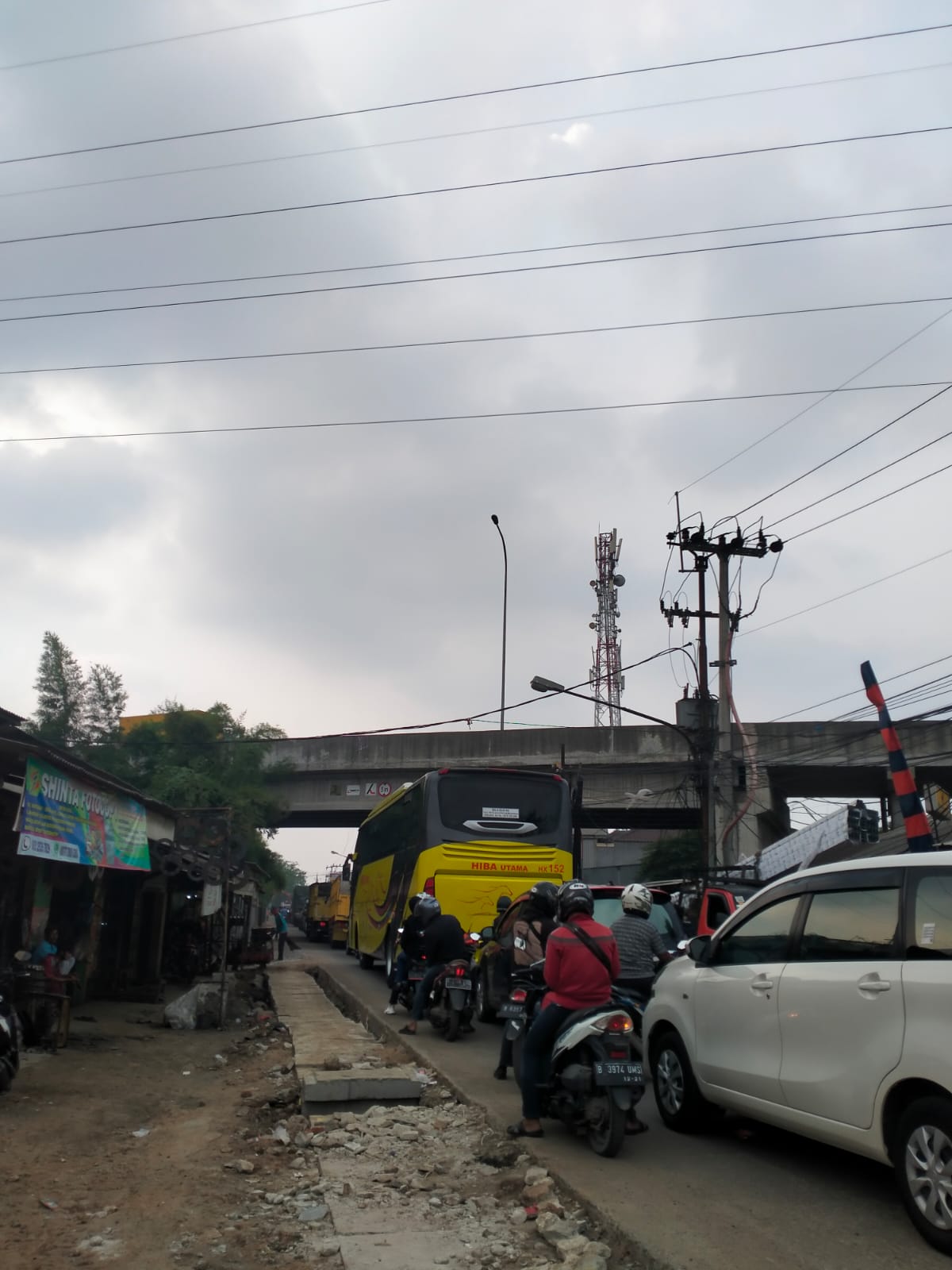 Read more about the article Kemacetan Jalan Industri Pasir Gombong Akibat Perbaikan Jalan