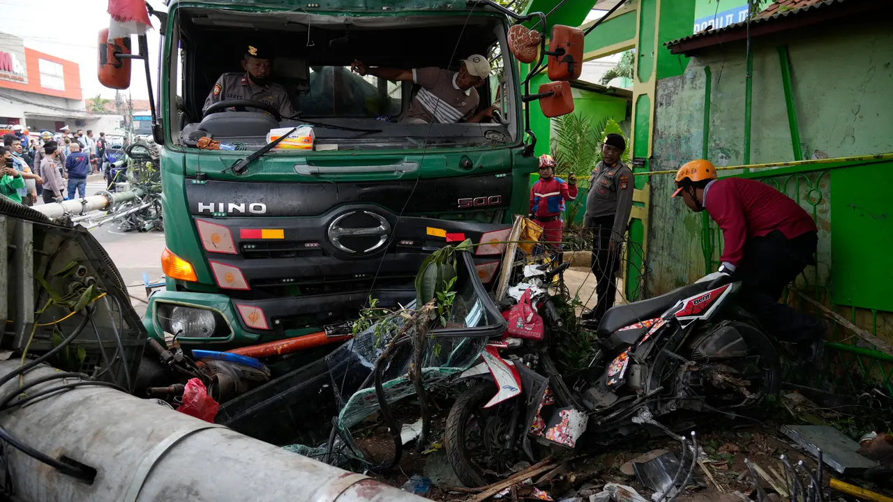 You are currently viewing Sopir Truk yang Menyebabkan Kecelakaan Maut Hilangkan 10 Nyawa di Bekasi  Menjadi Status Tersangka