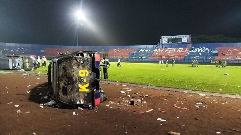 Read more about the article Tragedi Sepak Bola Paling Mematikan Kedua di Dunia, 153 Orang Tewas di Laga Arema FC VS Persebaya Surabaya