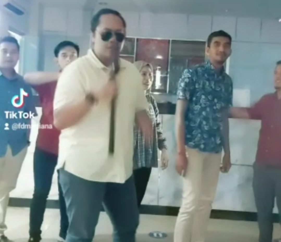 Read more about the article Viral di Tiktok Karyawan BUMN Buat Dunia gempar dengan gaya nya