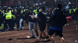 Read more about the article Kesaksian Suporter Arema FC di Kanjuruhan : Polisi Seolah Tak Mau Tolong Korban