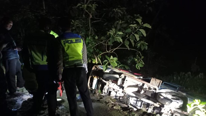 You are currently viewing Kecelakaan Tunggal Minibus di Kawasan Gunung Pegat Wonogiri Menewaskan 8 Orang