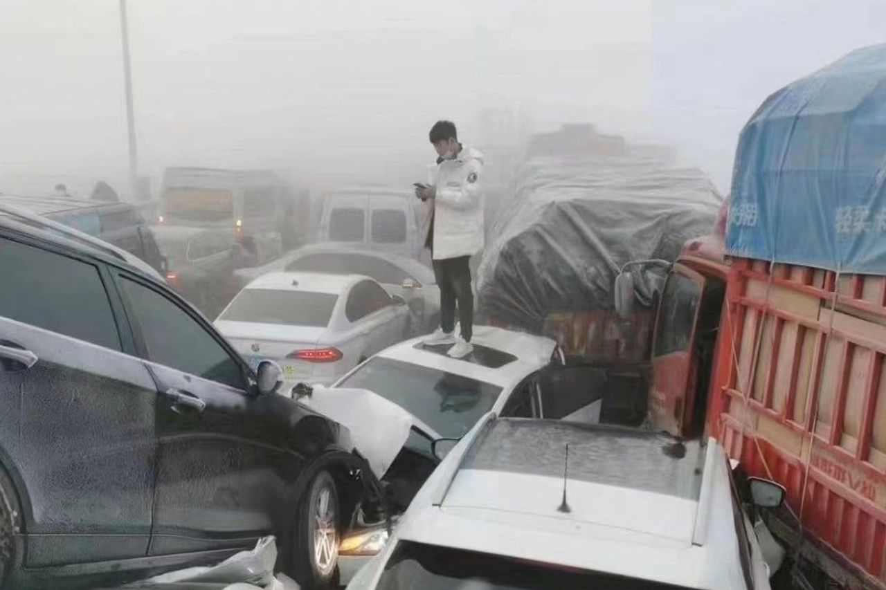 Read more about the article Akibat Kabut Jalanan China Berujung Tabrakan Maut Beruntun