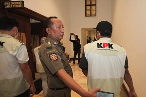 Read more about the article Jawa Timur, Ruang Kerja Gubernur dan Wagub Digeledah KPK!