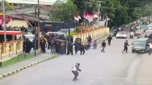 Read more about the article Polisi Lepaskan Tembakan Peringatan, Papua Rusuh Lukas Enembe Ditangkap KPK!