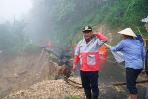 Read more about the article VIRAL, Jalan Desa Purwokerto Kayen Pati Longsor Bahaya Dilewati