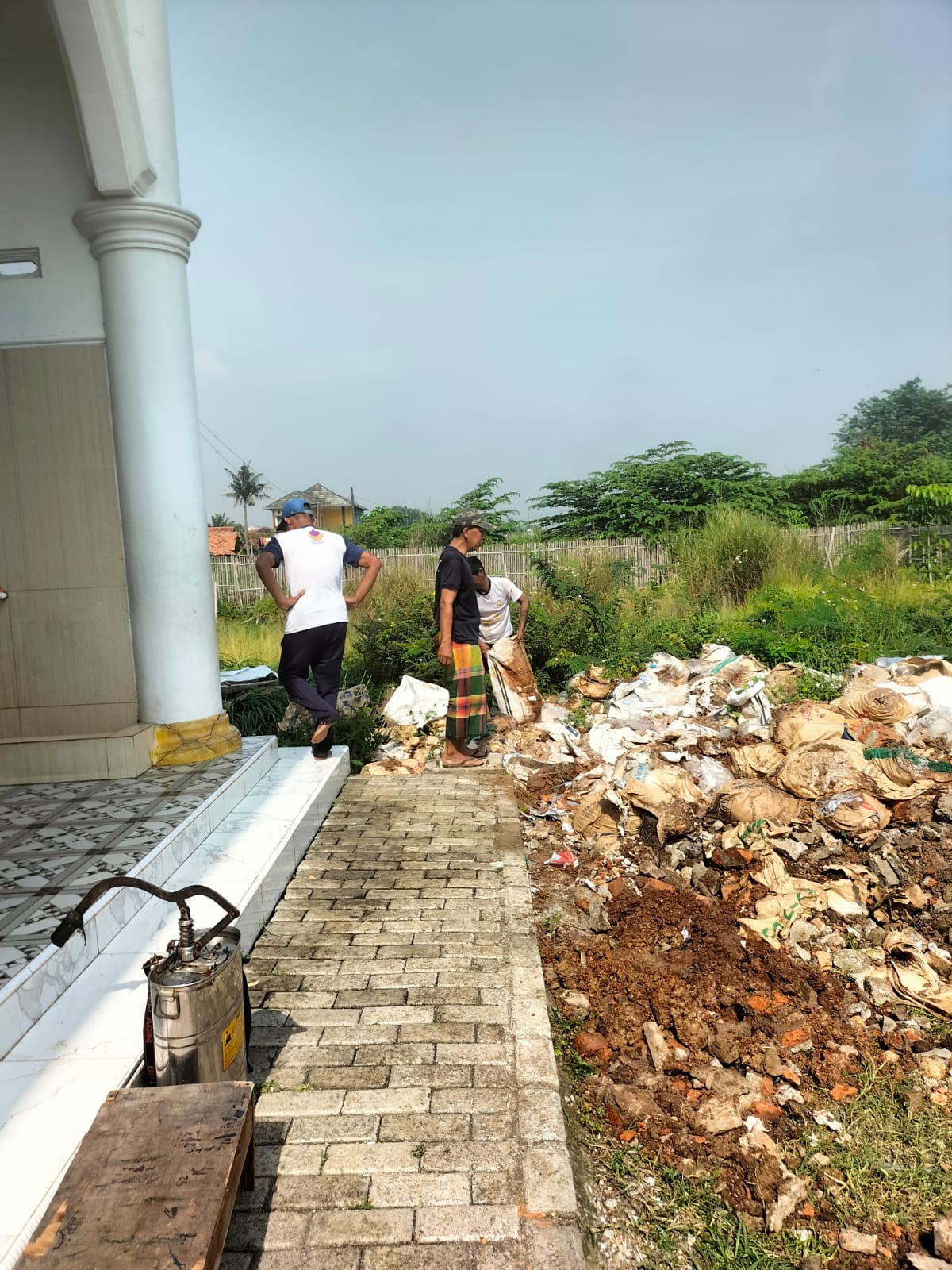Read more about the article Kekompakan Masyarakat dan Jama’ah Masjid Al Khonsa Makki Dalam Rangka Kerja Bakti