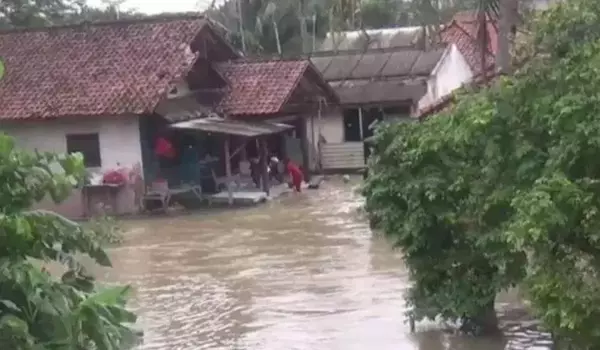 Read more about the article Full Hujan Seharian, 20 Desa Kabupaten Bekasi Terendam Banjir!
