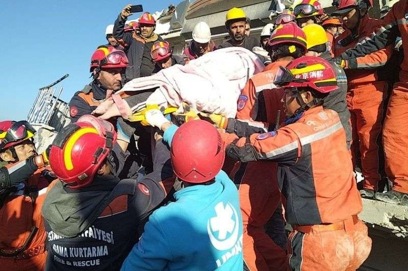 Read more about the article Pria ini Berhasil Bertahan Hidup Setelah 12 Hari Terperangkap di Reruntuhan Gempa Turki!