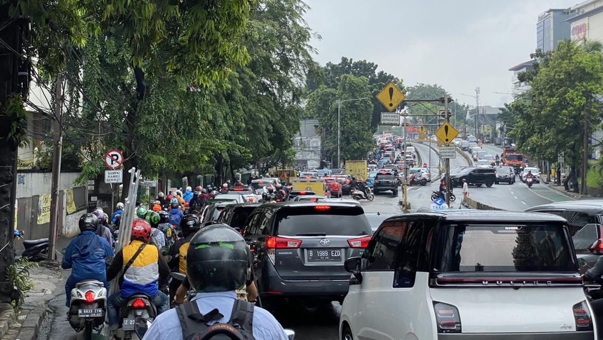 Read more about the article Lalin Kuningan Jaksel Arah Mampang Macet Hampir Jam 11 Malam!