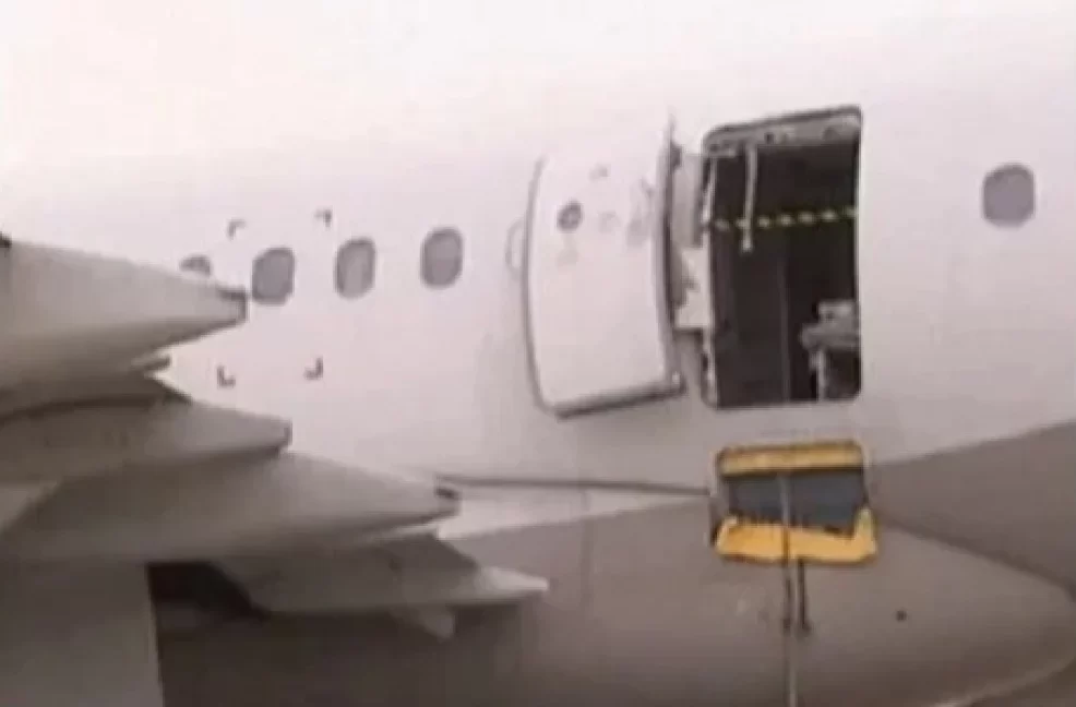 Read more about the article Penumpang Pesawat Asiana Airlines Buat Geger Sebab Buka Pintu Darurat Saat Masih Terbang diketinggian Sekitar 200 Meter
