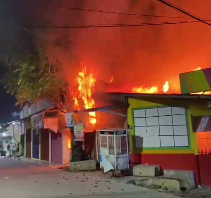 Read more about the article Telah terjadi Kebakaran 4 Rumah warga dan Warung pecel lele ludes Di Lahap Si Jago Merah