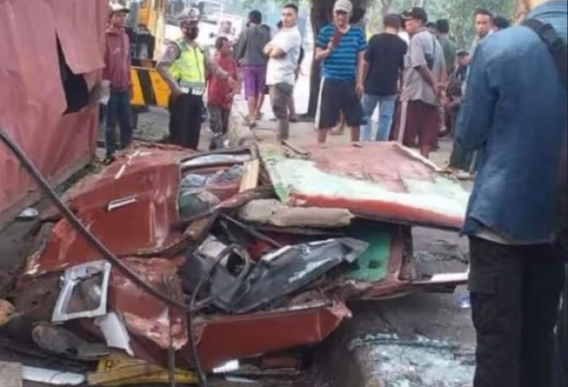 Read more about the article Lakalantas di Bekasi, Truk Kontainer Terguling dan Menimpa Satu Unit Angkot