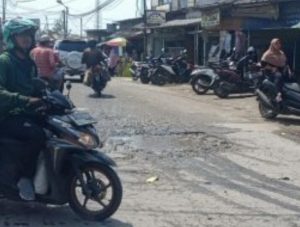 Read more about the article Miris kondisi Jalan Raya lingkar Sukatani Pasar Bancong Rusak dan Berlubang
