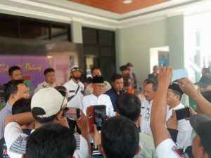 Read more about the article Oknum Kades Di Duga Melecehkan Profesi Jurnalis, Puluhan Wartawan Dan Aktivis Geruduk Kantor Kecamatan Kronjo