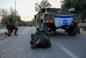 Read more about the article Pasukan Israel Kocar-Kacir Saat Memasuki Gaza, Disergap Hamas