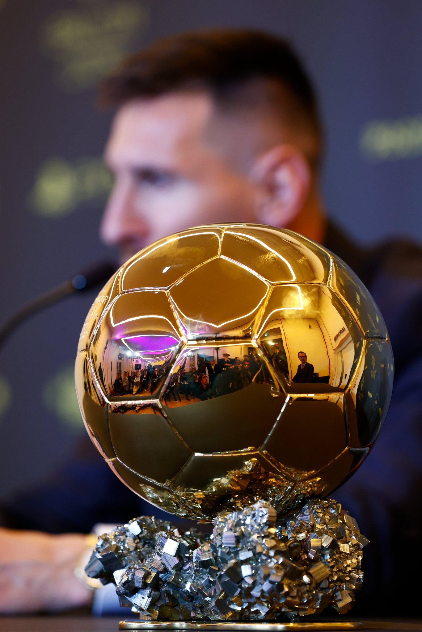 Read more about the article “Messi is Infinity”, Lionel Messi Memenangkan Trophy Balloon D’Or ke-8 nya