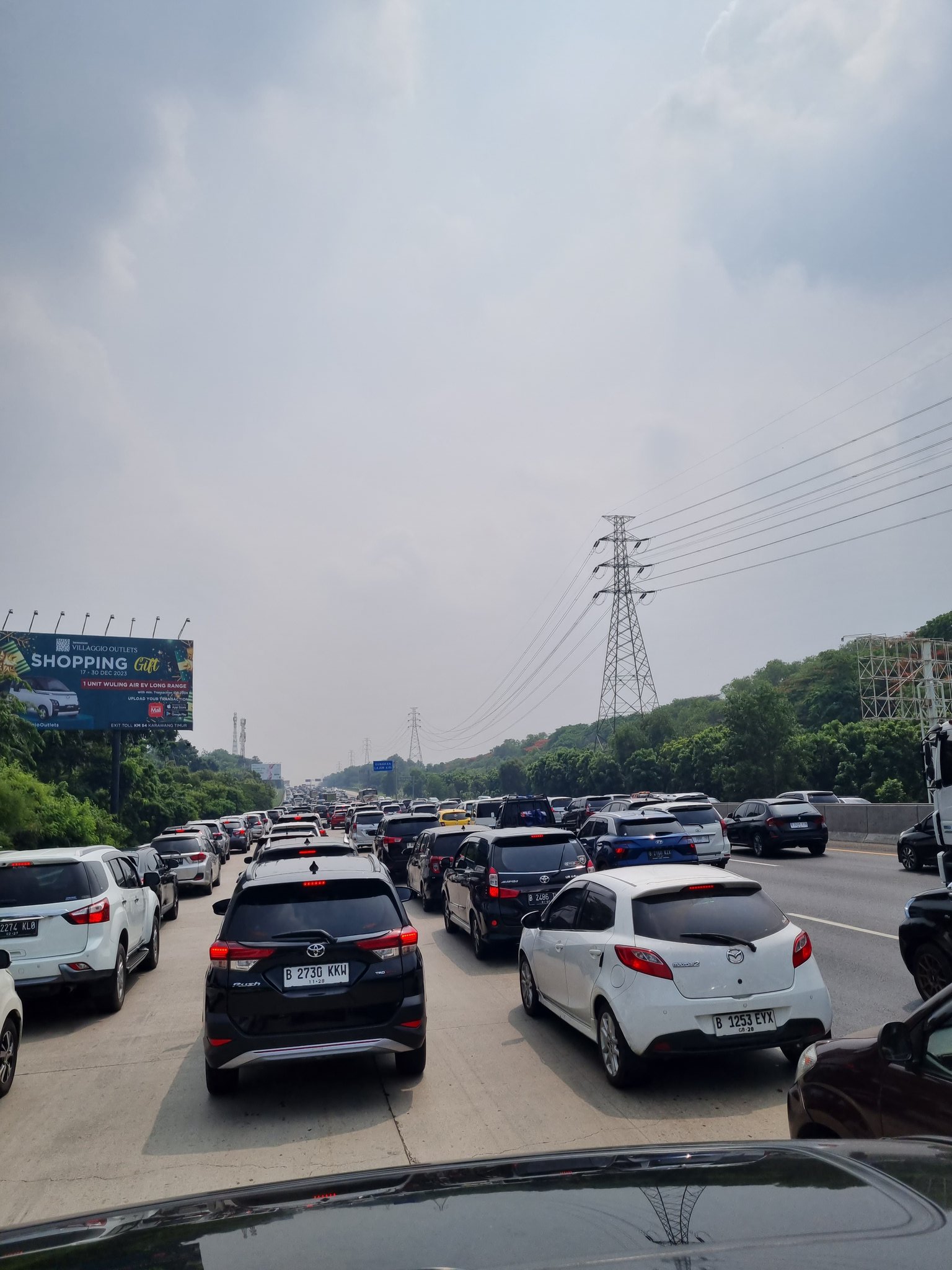 Read more about the article Imbas Libur Panjang, Tol Cikampek Macet Belasan Kilometer