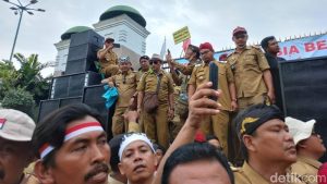Read more about the article Viral Kepala Desa Demo di DPR Menuntut Perpanjangan Masa Jabatan