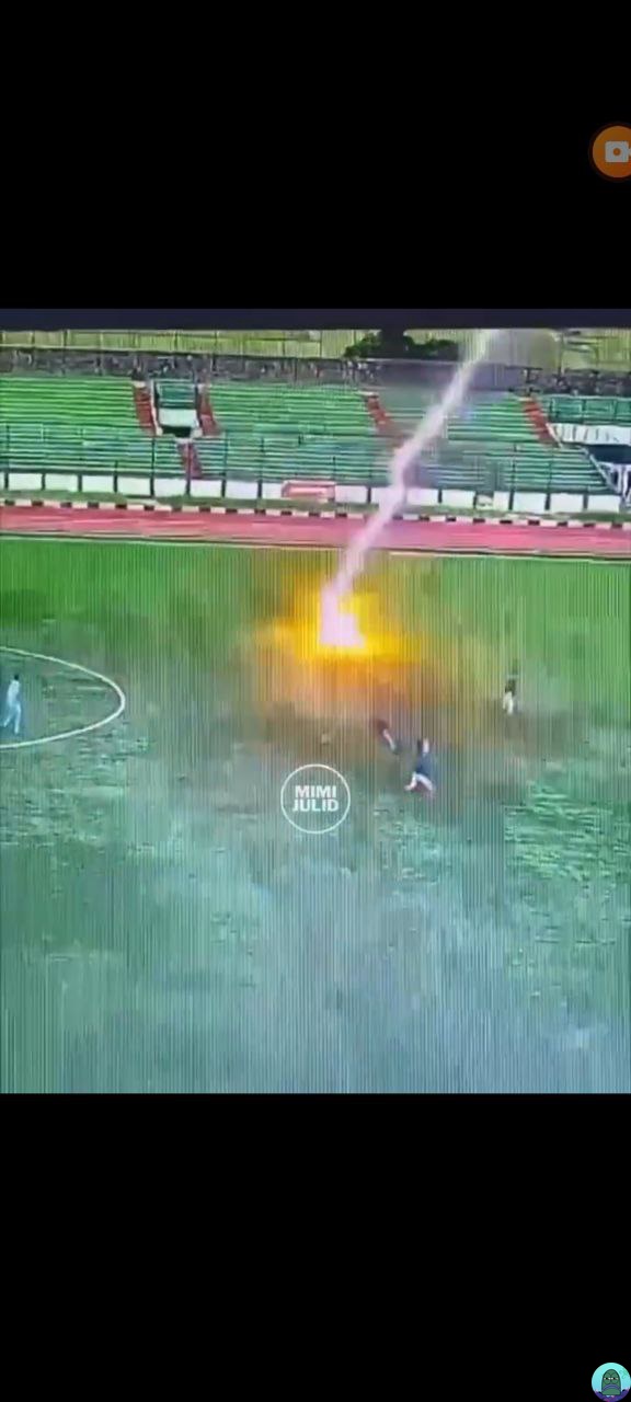 You are currently viewing Viral ! Seorang Pemain Bola Meninggal Tersambar Petir di Bandung