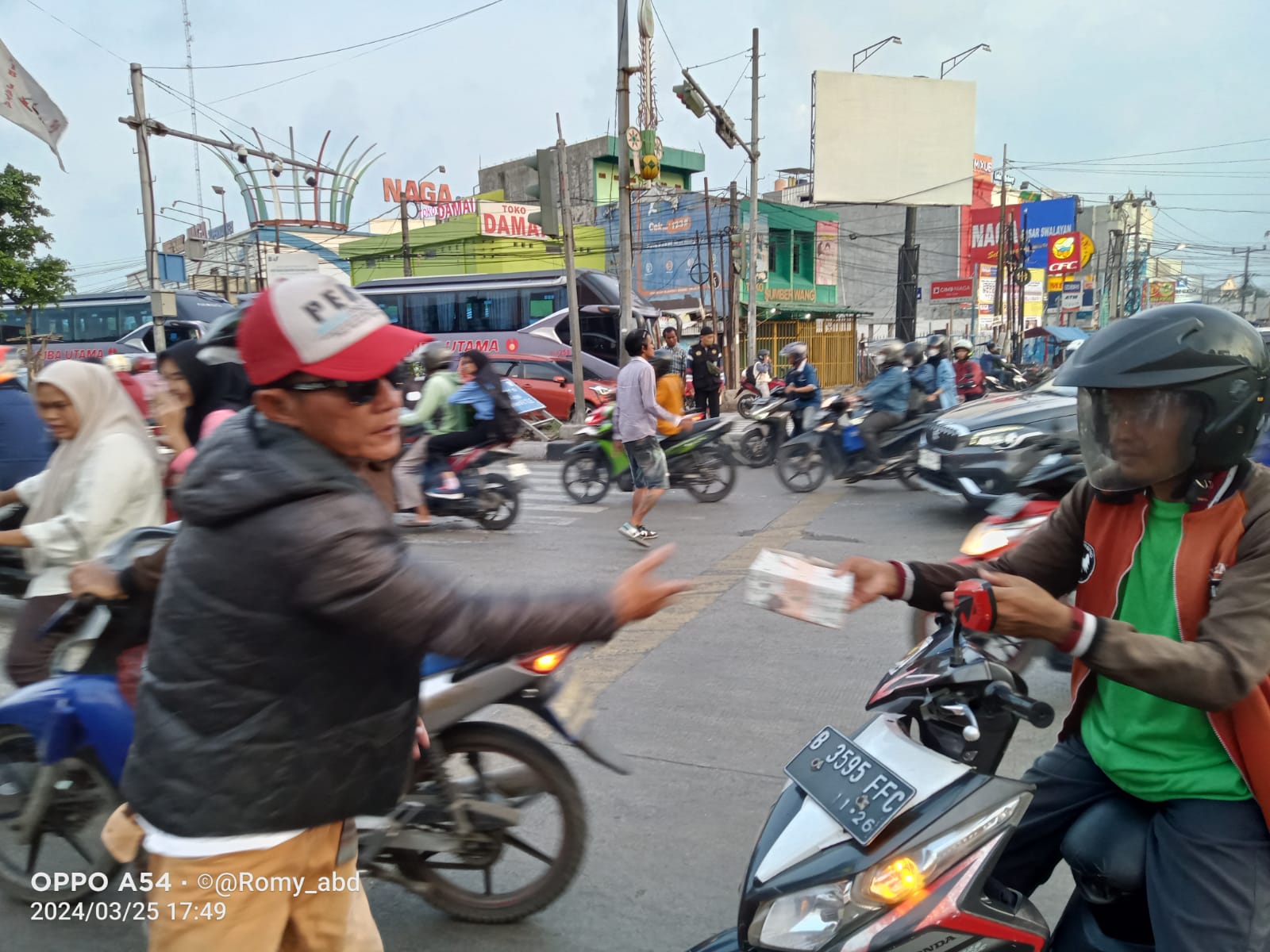 Read more about the article Semarakan Ramadhan, MediaPasti Indonesia Bagi Takjil Di Jalan Raya SGC Cikarang Utara.