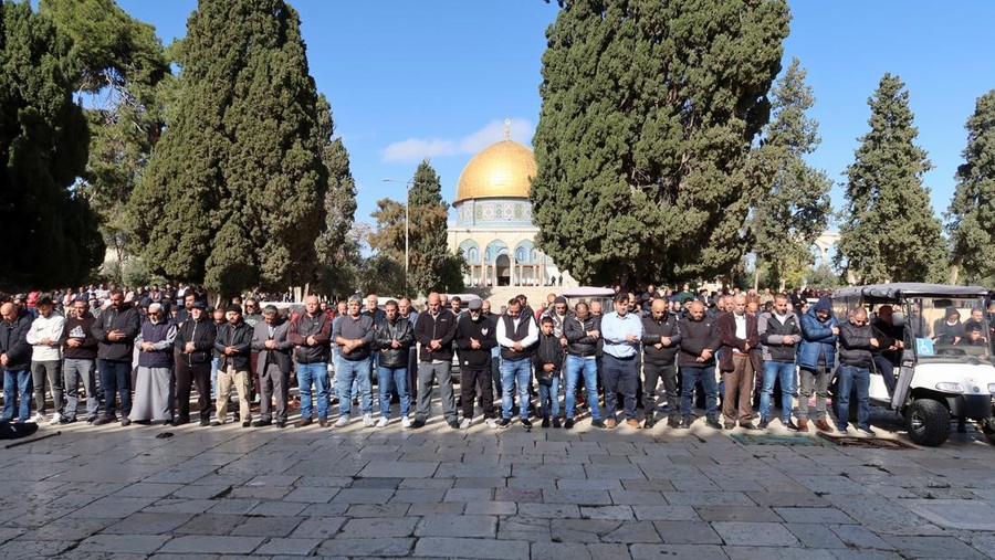 Read more about the article Warga Palestina Tetap Jalankan Salat Tarawih Di Masjid Al-Aqsa Meski Dijaga Ketat Pasukan Israel