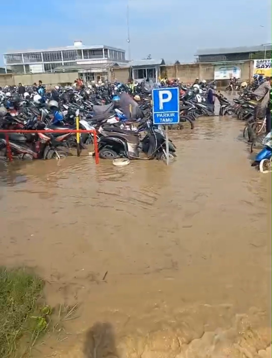 Read more about the article Banjir Melanda Cirebon, Ribuan Rumah Terendam Banjir di 4 Kecamatan Berbeda