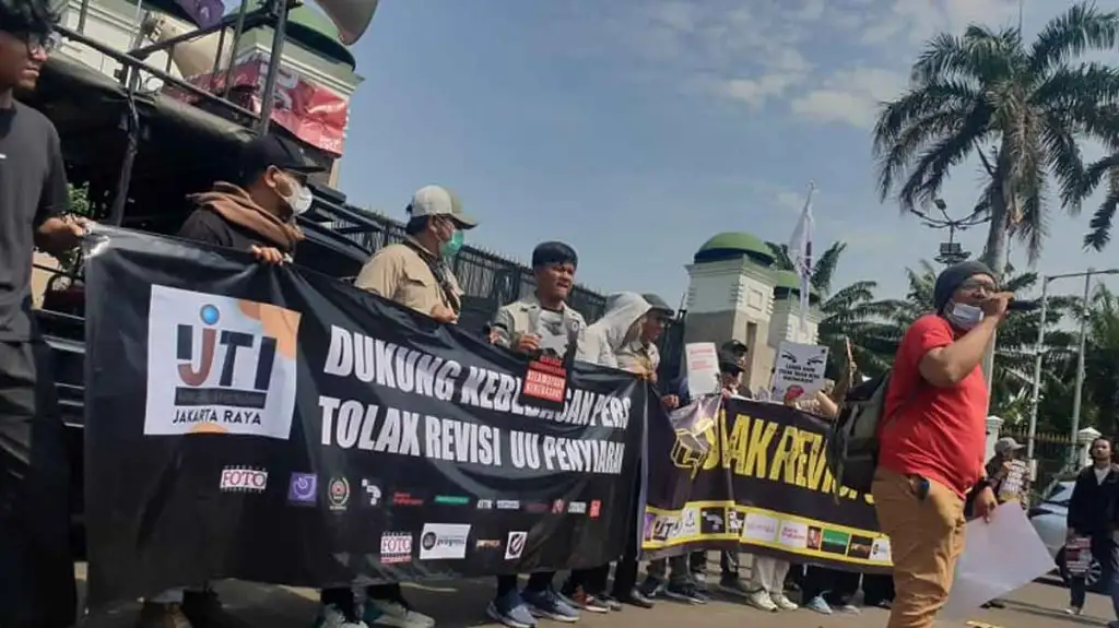 Read more about the article Aliansi Jurnalis Demo Depan DPR, Tolak RUU Penyiaran