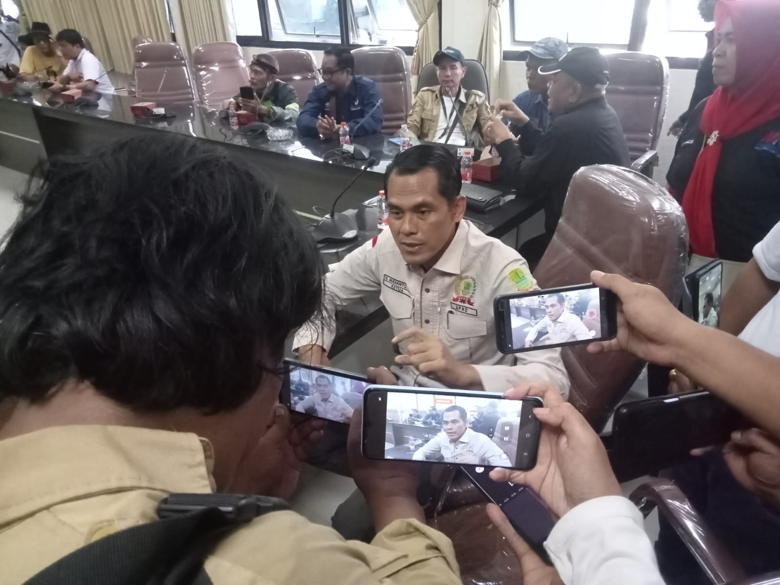 Read more about the article H.Budianto Ketua DPRD Karawang Menerima Aksi Demo Unjuk Rasa Jurnalis Menolak Revisi UU Penyiaran