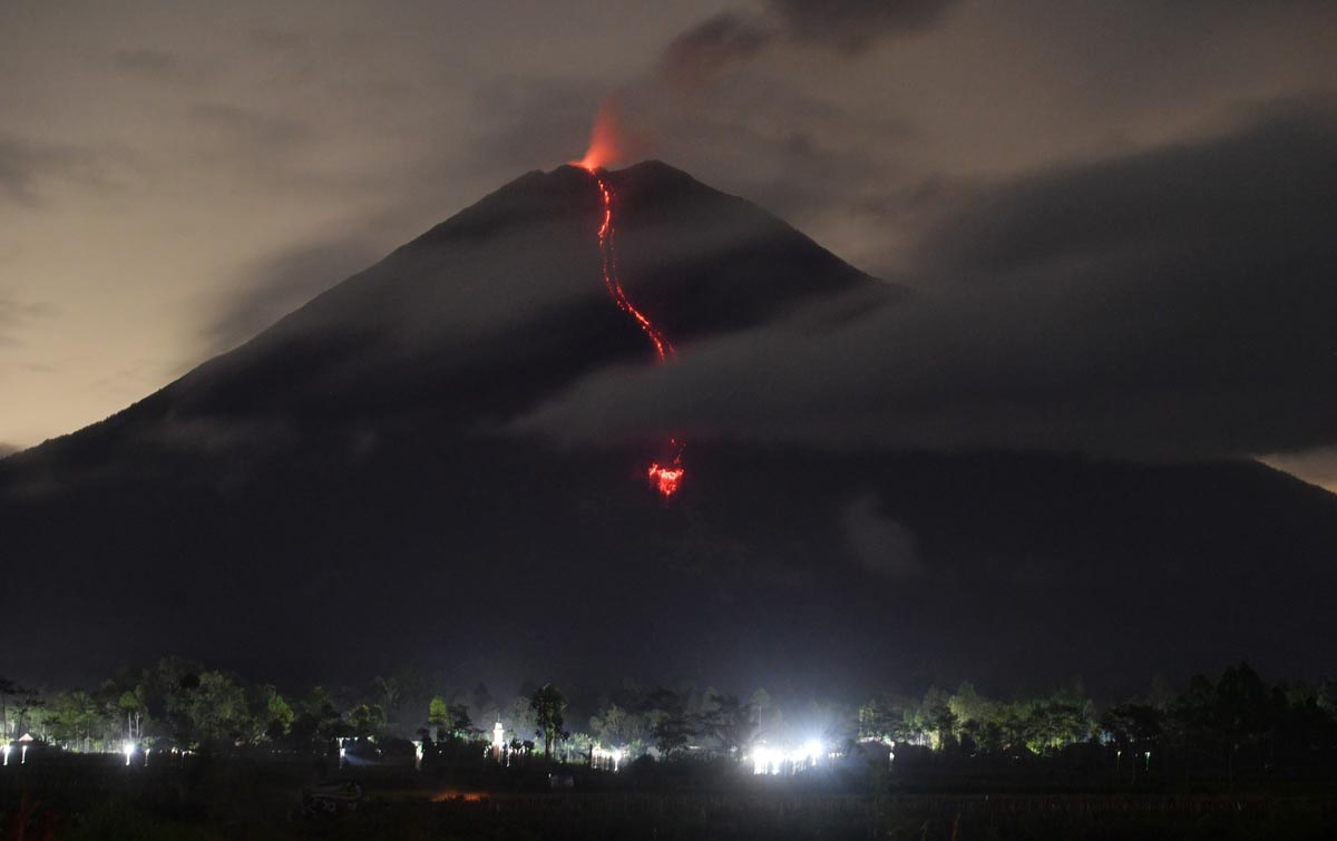 Read more about the article Gunung Semeru Alami Erupsi Keluarkan Guguran Lava Pijar