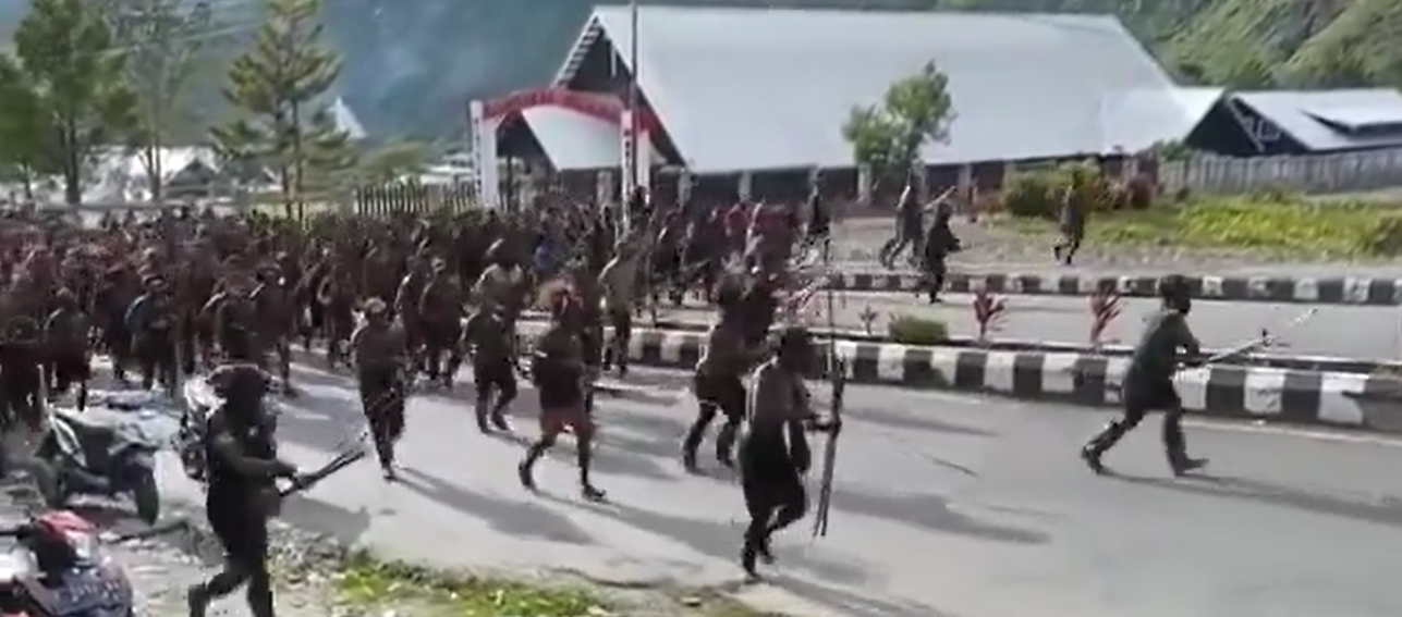 Read more about the article Tak Terima 3 OPM Tewas Kini Markas TNI POLRI Diserang Warga Papua!