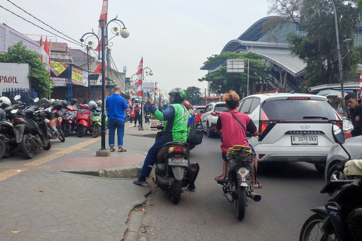 Read more about the article Cegah Kemacetan Di Luar Stasiun Ojol Diminta Tunggu Penumpang Masuk Ke Area Parkir Stasiun Bekasi!