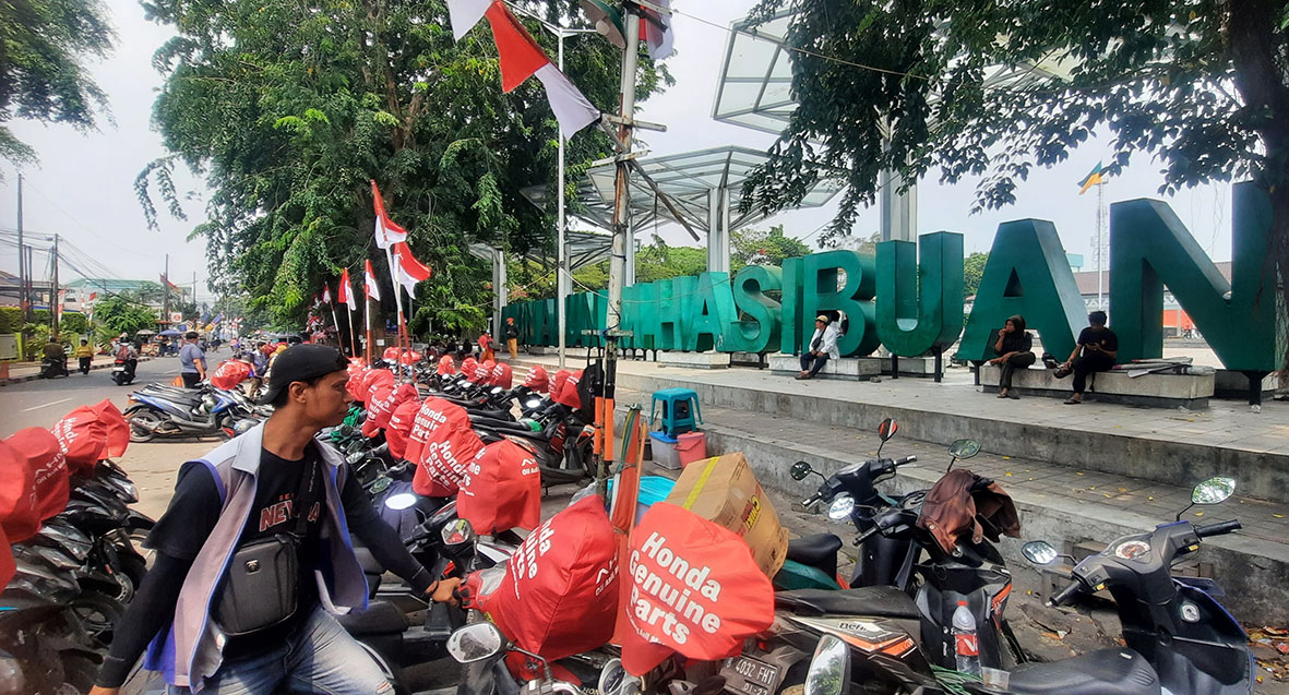 Read more about the article Kini Area Parkir Alun-Alun M Hasibuan Ditata Petugas Dishub Rutin Patroli!