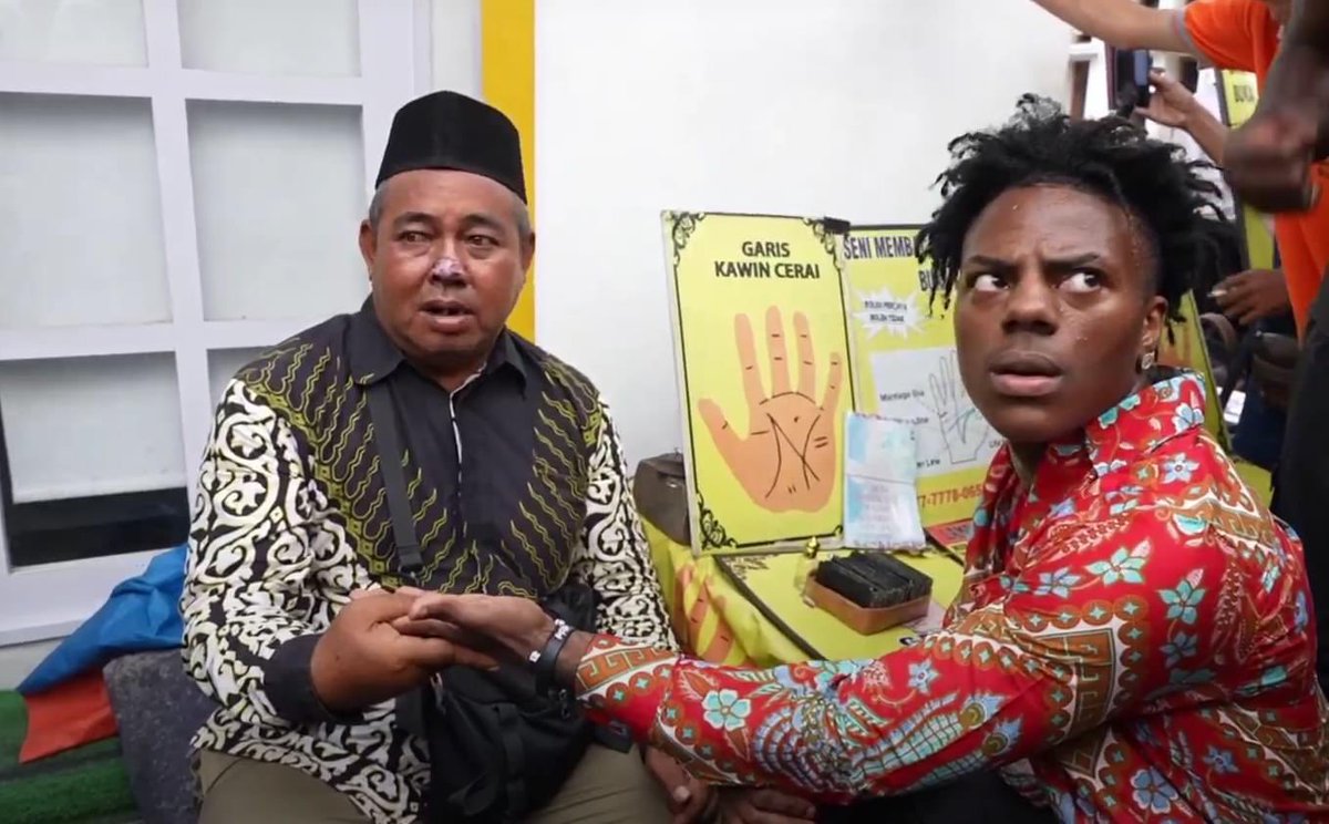 Read more about the article IShowSpeed Youtuber Terkenal Kenakan Batik Dan Jersey Timnas Indonesia Tiba Di Indonesia!