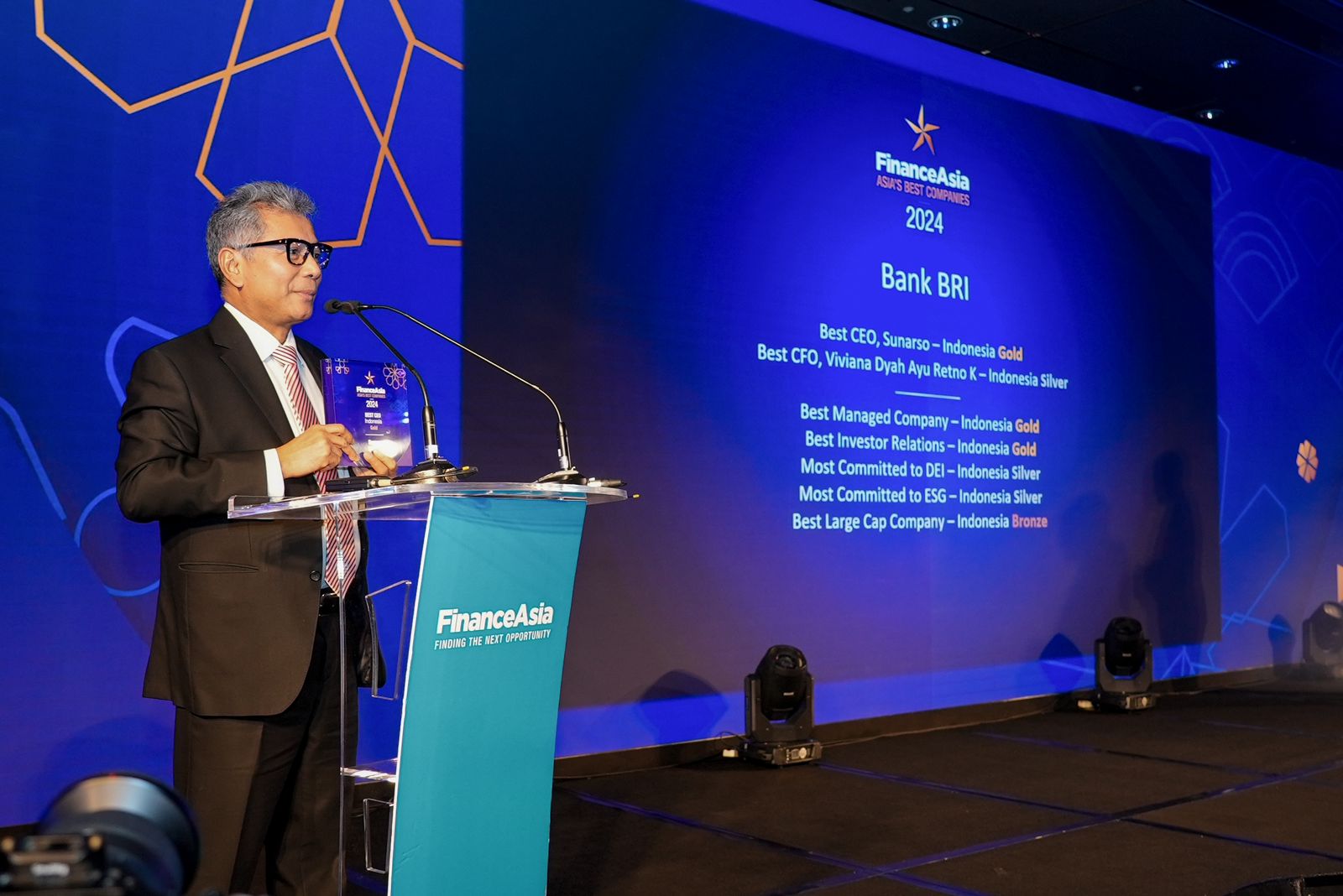 Read more about the article Dirut BRI Sunarso Dinobatkan Sebagai The Best CEO! BRI Berhasil Borong 11 Penghargaan Internasional Di Finance Asia