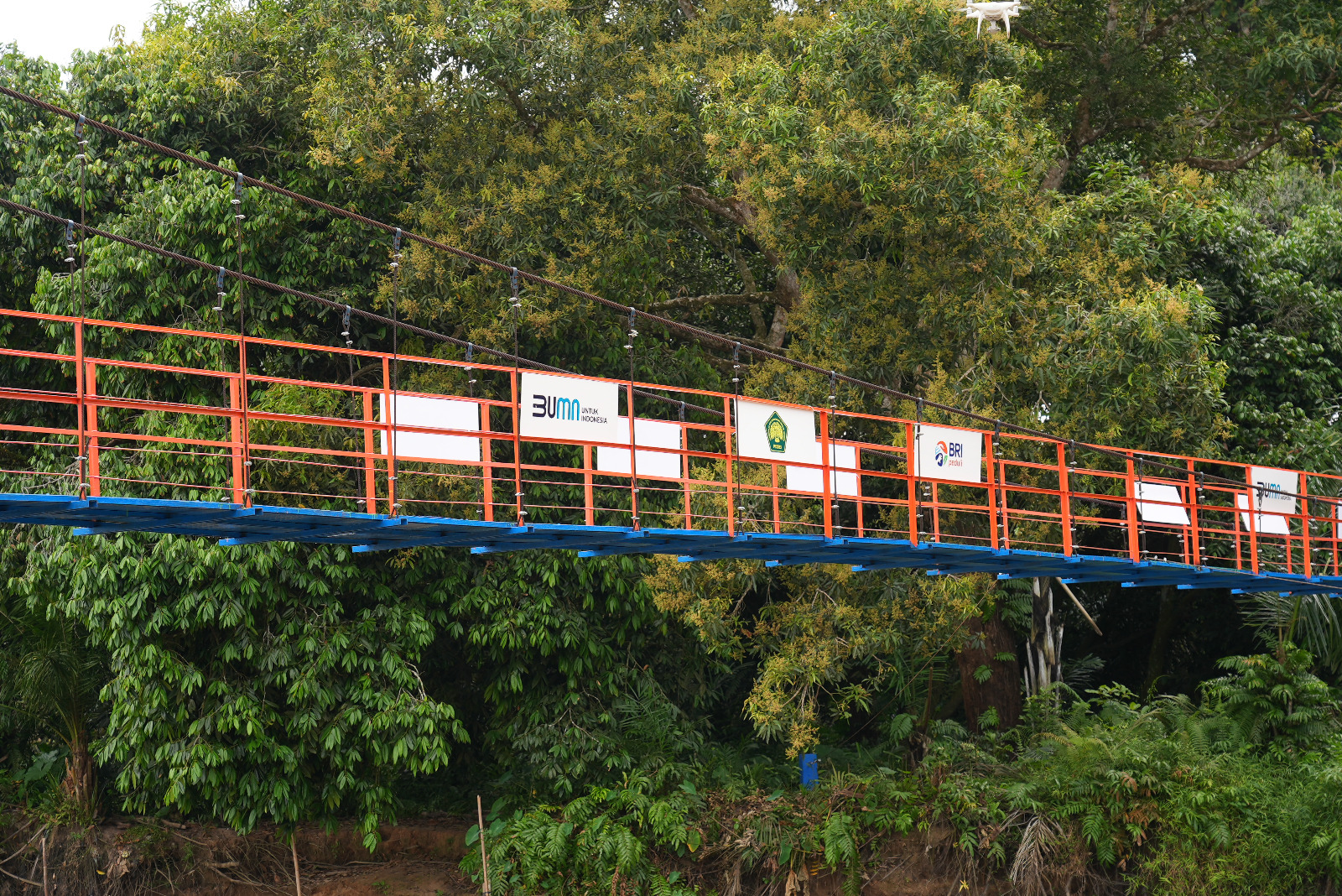 Read more about the article BRI Bantu Mobilitas Warga Bangun Jembatan Gantung Dan Mendorong Perekonomian Masyarakat Desa
