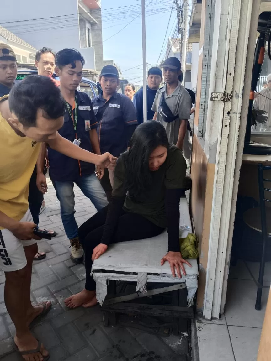 Read more about the article Nekat! Begal Wanita Diduga Merampok Taksi Online, Driver Dibuang Di Gunung Anyar Surabaya