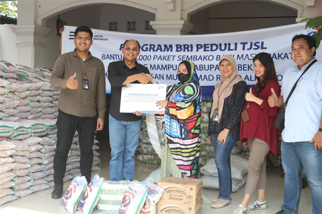 MEDIAPASTI.COM – Bank Rakyat Indonesia (BRI) Cabang Cikarang menggelar program Tanggung Jawab Sosial dan Lingkungan (TJSL) dengan menyalurkan 5.000 paket sembako kepada masyarakat kurang mampu di Kabupaten Bekasi. Bantuan ini diberikan melalui kerja sama dengan Yayasan Muhammad Ridho Alpurkon sebagai upaya nyata untuk membantu mereka yang membutuhkan. Kepala Cabang BRI Cikarang, Omang Solehudin, secara simbolis menyerahkan 5.000 paket sembako kepada Ibu Khodijah, yang merupakan Ketua Yayasan Muhammad Ridho Alpurkon. Ia menyampaikan, “Ini kepedulian BRI kepada masyarakat yang kurang mampu, mudah-mudahan bermanfaat buat warga sekitar dan menjadi doa yang baik untuk BRI supaya kedepan makin maju dan berkembang.” Program Tanggung Jawab Sosial dan Lingkungan (TJSL) BRI Peduli ini menjadikan momen yang berarti bagi masyarakat Kabupaten Bekasi. Dengan adanya bantuan 5.000 paket sembako ini, diharapkan mampu meringankan beban masyarakat yang sedang menghadapi keterbatasan ekonomi. BRI sebagai salah satu bank terbesar di Indonesia terus berkomitmen untuk berkontribusi positif terhadap masyarakat, terutama mereka yang berada dalam kondisi yang sulit. Kegiatan seperti ini tidak hanya sekadar memberikan bantuan materi, tetapi juga menjadi wujud nyata dari tanggung jawab sosial perusahaan terhadap lingkungan sekitarnya. Ketua Yayasan Muhammad Ridho Alpurkon, Ibu Khodijah, menyampaikan rasa terima kasih yang tulus atas bantuan yang diberikan oleh BRI Cabang Cikarang. “Kami sangat mengapresiasi kepedulian BRI dan harapan kami, terima kasih bantuannya, ini sangat bermanfaat untuk masyarakat. Semoga lebih banyak perusahaan yang turut serta dalam membantu masyarakat yang membutuhkan,” ujarnya. BRI Cabang Cikarang yang berlokasi di Jl. Raya Cikarang – Cibarusah No.47, Sukadami, Cikarang Selatan, Kabupaten Bekasi, Jawa Barat 17530. (Red)