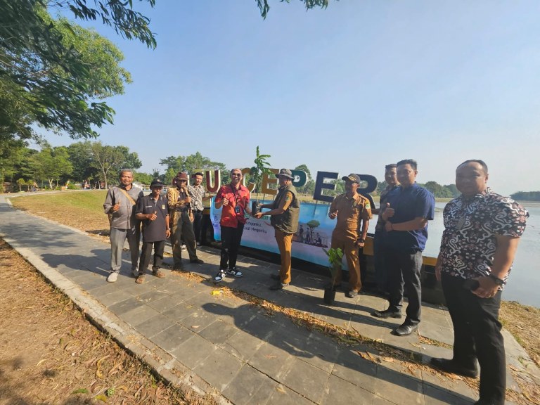MEDIAPASTI.COM BEKASI – Sebagai wujud sinergi dengan semua elemen masyarakat, Bank Rakyat Indonesia (BRI) Persero Tbk melalui Kantor Cabang (Kanca) Cikarang memberikan 660 bibit tanaman untuk ditanam di enam desa yakni Cipayung, Jatireja, Karangraharja, Sukasari, Bojongmangu, dan Karangbahagia. Penanaman bibit pohon tersebut turut melibatkan pihak desa, pengurus lingkungan, dan masyarakat setempat.