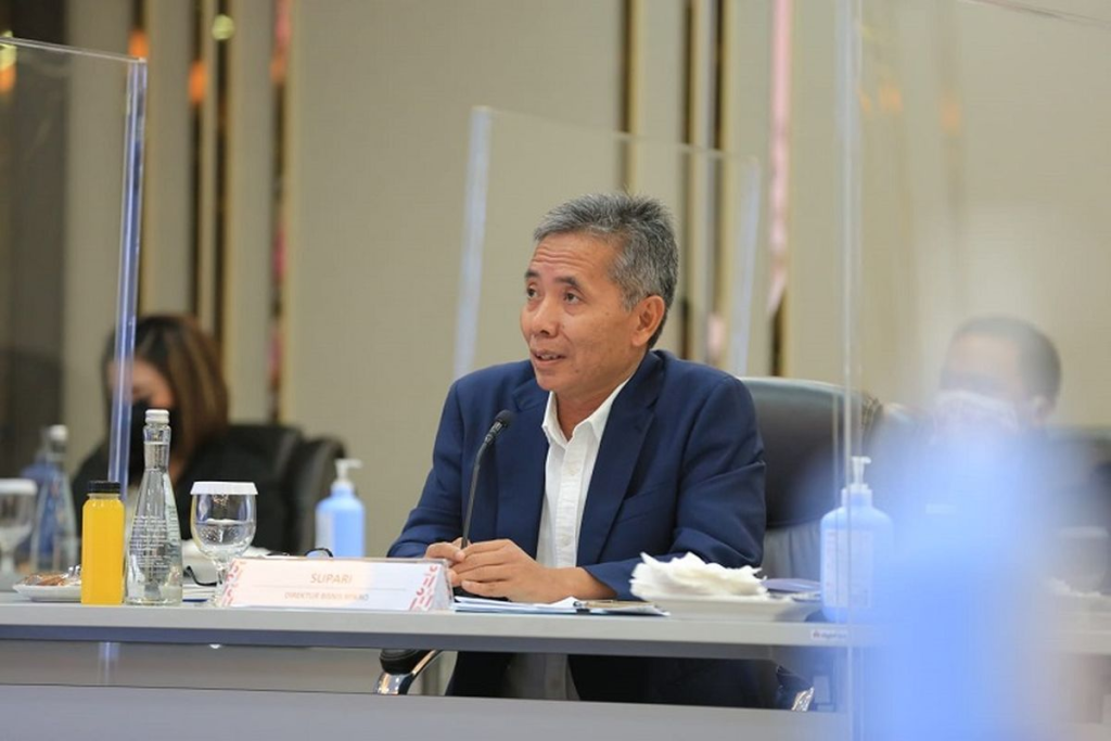 JAKARTA, MEDIAPASTI.com - PT Bank Rakyat Indonesia (Persero) Tbk atau BRI menargetkan penyaluran Kredit Usaha Mikro (KUR) senilai Rp 165 triliun akan selesai sebelum September 2024. Direktur Bisnis Mikro BRI Supari optimistis, hal tersebut dapat tercapai dengan adanya percepatan graduasi atau upaya untuk membuat nasabah eksisting naik kelas. Di sisi lain, penyaluran KUR juga didorong dengan perluasan jangkauan penerima baru. “Untuk tahun ini kami akan salurkan KUR kepada lebih dari 3,7 juta nasabah dari pipeline sebanyak 7 juta. Kami juga sudah siapkan nasabah-nasabah lama kami kurang lebih 2 juta kita akan naikkelaskan,” ucap Supari dalam keterangan resmi, dikutip Senin (22/1/2024). Baca juga: BRI Setor Dividen Interim Rp 6,8 Triliun untuk Negara Sebagai gambaran, target BRI ini lebih tinggi dibandingkan pencapaian 2023 yang mencapai 3,4 juta nasabah dengan 2,2 juta di antaranya merupakan nasabah baru. Di sisi lain, BRI telah membuat 1,7 juta nasabah KUR eksisting untuk naik kelas. Investor AI Lebih Melirik Negara Tetangga Artikel Kompas.id Supari menambahkan, BRI akan mengupayakan percepatan graduasi dan meraih jangkauan yang lebih luas dengan mengedepankan program pemberdayaan. Hal ini bertujuan agar penerima KUR tak hanya bertambah jumlahnya, tetapi juga kualitas nasabah turut meningkat. Dirut BRI: Holding Ultra Mikro Dorong Pertumbuhan Ekonomi Inklusif Lebih lanjut, Supari menjabarkan, saat ini BRI memiliki program pemberdayaan baik secara digital maupun konvensional untuk para pelaku UMKM maupun ultra mikro. Dari program tersebut, terdapat 7 juta nasabah ditargetkan akan terus tumbuh, berkembang, dan naik kelas hingga tak perlu lagi mendapatkan layanan KUR. Tak kalah penting, keberadaan Holding Ultra Mikro (UMi) yang telah menjangkau lebih dari 45 juta pelaku ultra mikro yang siap dan sudah naik kelas. "Program seperti ini, program yang menjangkau mikro yang lebih bawah lagi yakni ultra mikro kami akan terus perkuat. Kami bekerja sama dengan PNM dan Pegadaian yang sudah menjadi bagian dari holding ultra mikro," imbuh dia. KUR BRI sendiri diperuntukkan bagi calon nasabah yang memiliki usaha produktif dan layak serta belum pernah menerima kredit/pembiayaan investasi/modal kerja komersial. KUR BRI 2024 dibagi menjadi tiga jenis, yaitu KUR Mikro, KUR Kecil, dan KUR TKI. Untuk KUR Mikro, setiap debitur bisa mengajukan pinjaman maksimal Rp 50 juta. Sedangkan untuk KUR Kecil, rentang pinjamannya mulai dari Rp 50 juta sampai dengan Rp 500 juta. Adapun KUR TKI, diberikan untuk membiayai keberangkatan calon tenaga kerja Indonesia (TKI) ke negara penempatan dengan plafon Rp 25 juta. (Red)