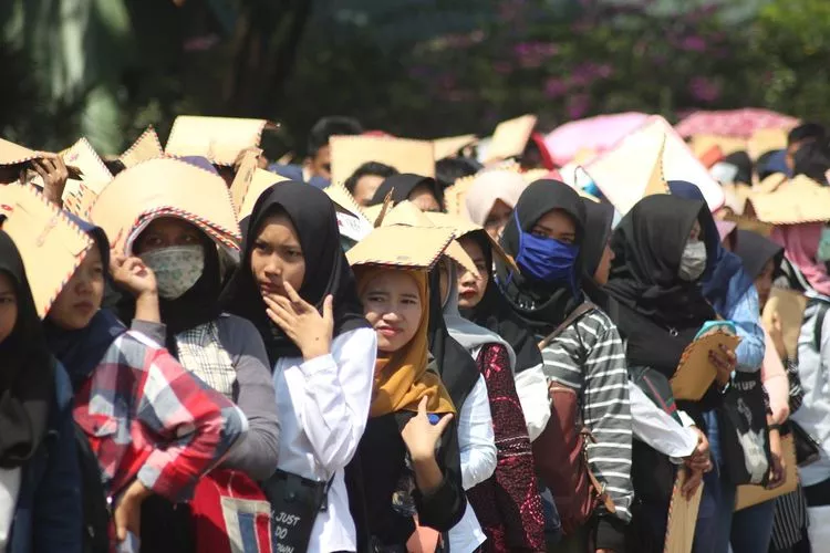 Bekasi, MediaPasti Indonesia - Sulitnya mencari pekerjaan, terutama di sektor formal, membuat jumlah pekerja informal melonjak. Banyak dari warga Indonesia yang kemudian memilih ke luar negeri dan menjadi Pekerja Migran Indonesia (PMI). Hasil Survei Angkatan Kerja Nasional (Sakernas) Februari 2024 menunjukkan bahwa dari 142,18 juta orang yang bekerja, sebanyak 59,17% penduduk yang bekerja di kegiatan informal (84,13 juta orang). Persentase ini mengalami penurunan jika dibandingkan dengan kondisi Februari 2023, namun mengalami kenaikan jika dibanding Agustus 2023. Tingginya angka pekerja informal ini juga bersamaan dengan naiknya jumlah Pekerja Migran Indonesia (PMI) atau yang dulunya dikenal sebagai Tenaga Kerja Indonesia (TKI). Hal ini terbukti berdasarkan data Badan Perlindungan Pekerja Migran Indonesia (BP2MI). Data BP2MI menunjukkan pada 2023 jumlah penempatan PMI tercatat sebanyak 274.965, naik 37% dari tahun 2022 dan 176% dari tahun 2021. Kendati sempat terjadi penurunan pada 2020 dan 2021 akibat pandemi Covid-19, jumlah penempatan tahun 2023 sudah kembali pada level sebelum pandemi.