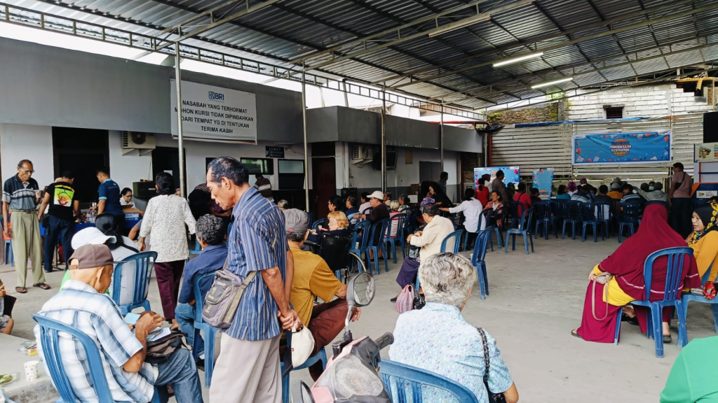 Ambon, Mediapasti.com – Bank Rakyat Indonesia (BRI) Cabang Ambon kembali menunjukkan komitmennya dalam memberikan pelayanan terbaik kepada nasabahnya terutama pensiunan melalui pengobatan gratis selama dua hari. Kegiatan mulai dilaksanakan pada Selasa (1/10/2024). Acara ini dibuka langsung oleh Pimpinan Cabang BRI Ambon, Muhammad Sakaria, dan dikhususkan bagi 125 nasabah BRI Ambon. Pimpinan Cabang BRI Ambon, Muhammad Sakaria, mengatakan pengobatan gratis bagi para Nasabah BRI ini bagian dari kerjasama dengan BRI Pusat, dan menjadi satu kesatuan dengan program Cooporate Social Responsibility (CSR). “Ini program CSR BRI yang bekerjasama dengan BRIMedika dan BRI Pusat. Kegiatan ini rutin kita laksanakan. Tahun lalu juga dilaksanakan, khusus untuk para nasabah BRI,” ungkap Red. Kegiatan ini, kata dia, berlangsung selama dua hari, mulai dari 1 hingga 2 Oktober 2024, dan menghadirkan tenaga medis profesional dari BRIMedika, Makassar, Sulawesi Selatan. Tiga tenaga medis yang terdiri dari satu dokter dan dua perawat terlibat dalam pelaksanaan pengobatan tersebut. Selain pemeriksaan kesehatan, nasabah juga mendapatkan obat-obatan secara gratis sebagai bagian dari layanan kesehatan ini. BRI Pusat turut bekerjasama dalam mendukung kegiatan pengobatan gratis ini, yang merupakan bagian dari upaya BRI untuk terus meningkatkan kepuasan dan pelayanan kepada nasabah di berbagai daerah, termasuk Ambon. “Melalui kegiatan ini, BRI berharap dapat memberikan manfaat langsung kepada nasabah dan terus berkontribusi dalam peningkatan kesehatan masyarakat di Ambon,” pungkas Red. (Red)