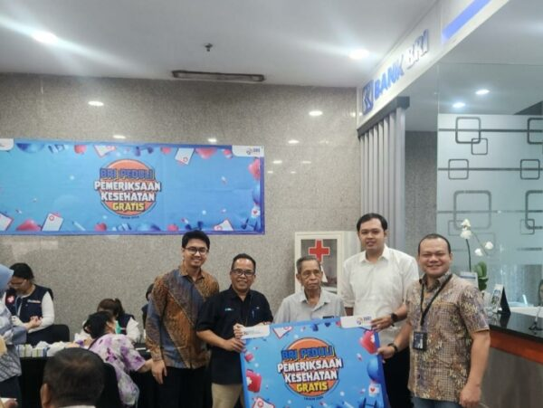 JAKARTA, Mediapasti.com – BRI Branch Office Jakarta Veteran melalui program BRI Peduli melaksanakan kegiatan pemeriksaan kesehatan gratis bagi nasabah maupun non nasabah BRI khususnya para pensiunan selama dua hari pada Selasa-Rabu 01-02 Oktober 2024 berlangsung di Gedung Taspen Cempaka Putih, Jakarta Pusat. Pada Program tersebut, BRI melakukan pemeriksaan gratis bagi nasabah dan non nasabah BRI khususnya para pensiunan sebanyak 500 orang selama penyelenggaraan berlangsung. Dalam kesempatan tersebut, Hery Santoso sebagai Pincapem BRI KCP Taspen menyampaikan bahwa program BRI Peduli berupa pemeriksaan kesehatan gratis ini adalah sebagai bentuk kepedulian BRI terhadap kesehatan para nasabah, khususnya bagi para pensiunan. (Red)