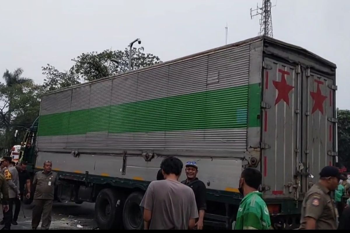 Read more about the article Truk Tabrak Lari Di Tangerang Berhasil Menghancurkan 10 Mobil Dan 6 Motor!