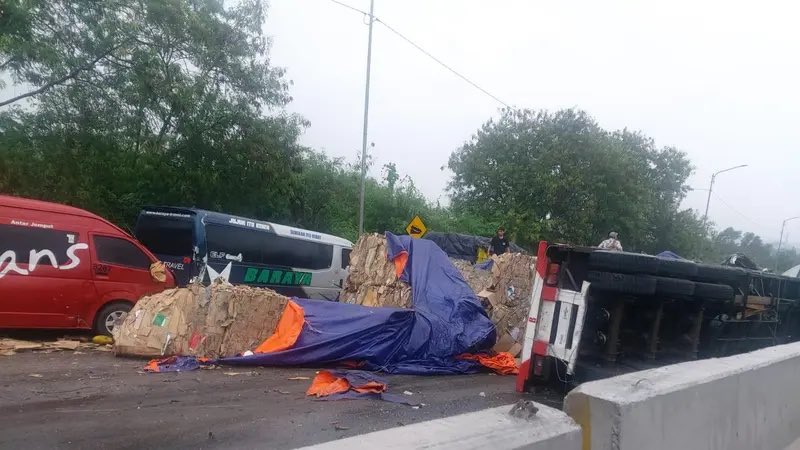 Read more about the article Kecelakaan Beruntun Terjadi Di KM 92 Tol Cipularang Akibat Rem Blong Dan Jalanan Menurun